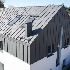 Nowoczesny dom z dachem z blachy trapezowej. Komin obrobiony blachą trapezową, idealnie komponuje się z całością.