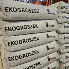 Stosy worków z ekogroszkiem. Zastanawiasz się, czy na ekogroszek będzie dofinansowanie? Sprawdź dostępne programy.