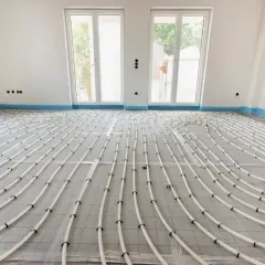 Instalacja ogrzewania podłogowego w nowym domu. Zastanawiasz się, ile kosztuje ogrzewanie podłogowe? To inwestycja w komfort.