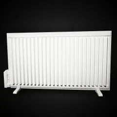 Biały grzejnik elektryczny na czarnym tle.