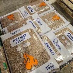 Worki z pelletem PRIMO PELLET marki KREX, z pomarańczowym płomieniem i certyfikatem EN A1.