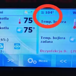 Wyświetlacz kotła pokazuje temperaturę 104°. Zastanawiasz się, jaki ustawić czas podawania pelletu, by utrzymać optymalną temperaturę?