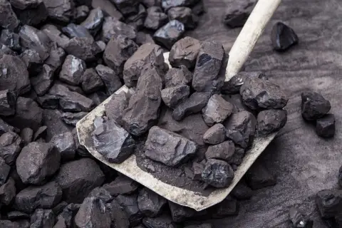 Łopata z węglem ekogroszkiem. Czy samorządy będą sprzedawać ekogroszek?