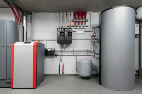Nowoczesna kotłownia z kotłem 50 kW, zasobnikiem ciepłej wody i rozdzielaczem ogrzewania podłogowego.
