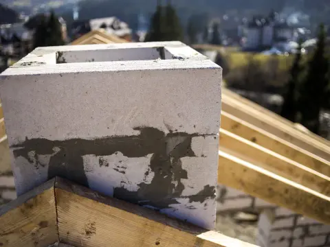 Jaka zaprawa do komina systemowego? Wybór, który chroni.