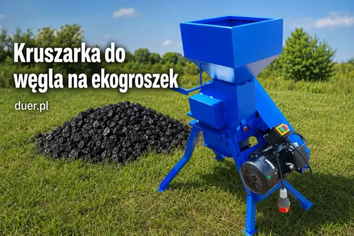 Niebieska kruszarka do węgla na ekogroszek obok hałdy czarnego paliwa. Dowiedz się, jak pokruszyć węgiel na ekogroszek.