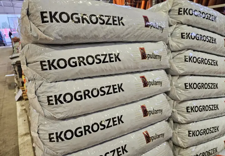 Stosy worków z ekogroszkiem. Zastanawiasz się, czy na ekogroszek będzie dofinansowanie? Sprawdź dostępne programy.
