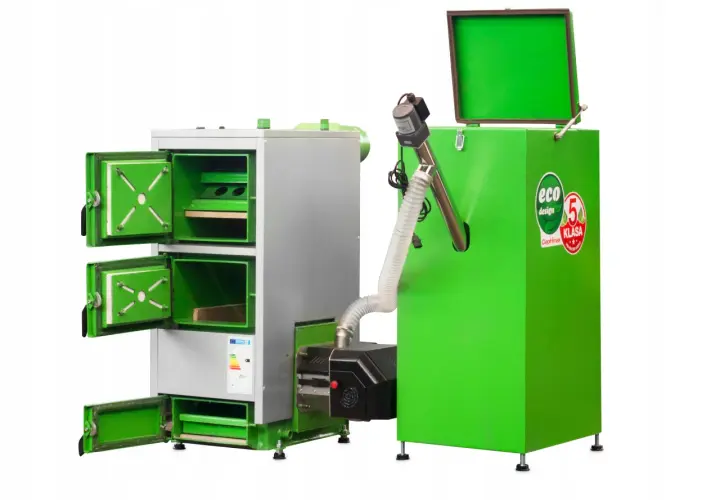 Nowoczesny kocioł co z podajnikiem, zielony, z otwartymi drzwiczkami, klasa 5, eco design.