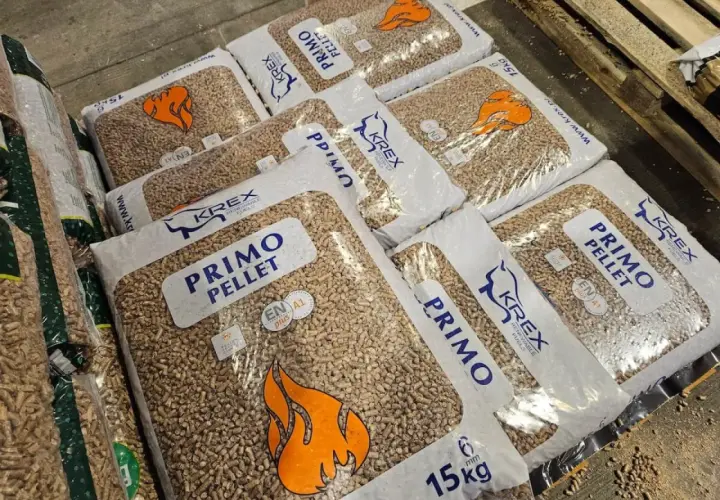 Worki z pelletem PRIMO PELLET marki KREX, z pomarańczowym płomieniem i certyfikatem EN A1.