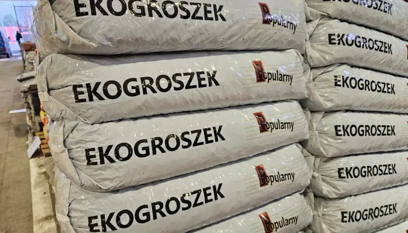 Stosy worków z ekogroszkiem. Zastanawiasz się, czy na ekogroszek będzie dofinansowanie? Sprawdź dostępne programy.