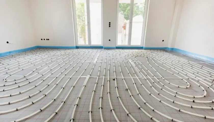 Instalacja ogrzewania podłogowego w nowym domu. Zastanawiasz się, ile kosztuje ogrzewanie podłogowe? To inwestycja w komfort.