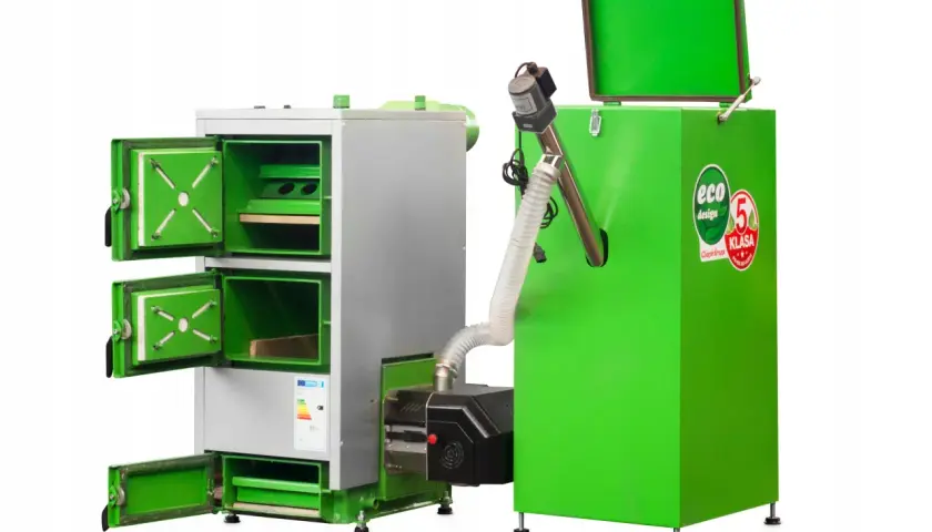 Nowoczesny kocioł co z podajnikiem, zielony, z otwartymi drzwiczkami, klasa 5, eco design.