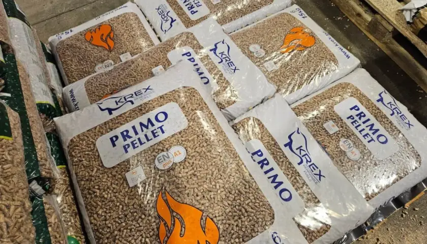 Worki z pelletem PRIMO PELLET marki KREX, z pomarańczowym płomieniem i certyfikatem EN A1.