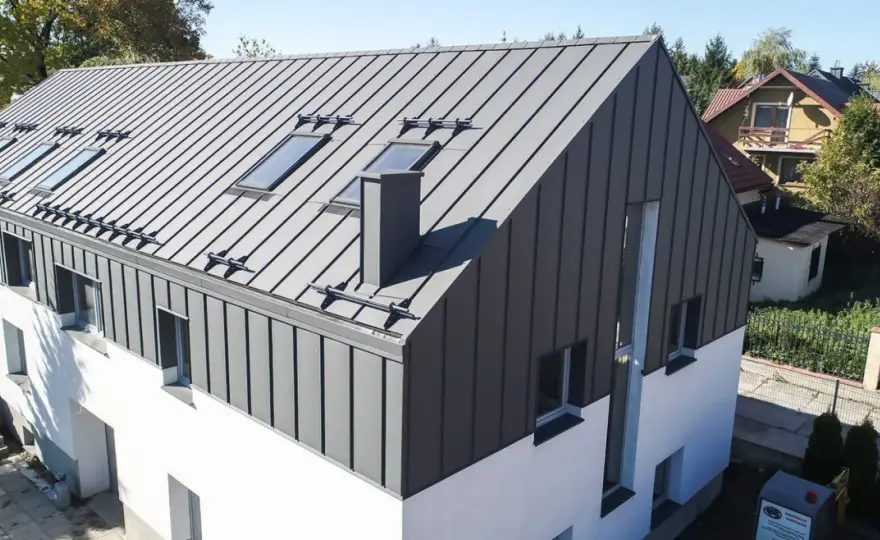 Obróbka komina na dachu z blachy trapezowej: Poradnik krok po kroku