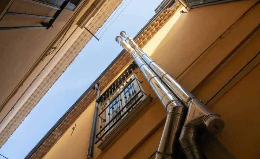 Zbyt duży ciąg kominowy? Skuteczne rozwiązania i oszczędności