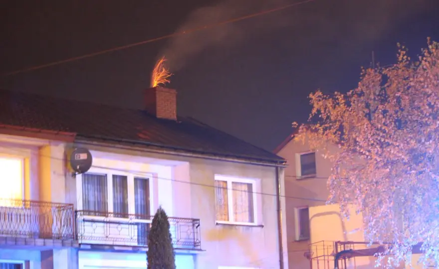 Iskry z komina: Kiedy to sygnał alarmowy? Sprawdź!