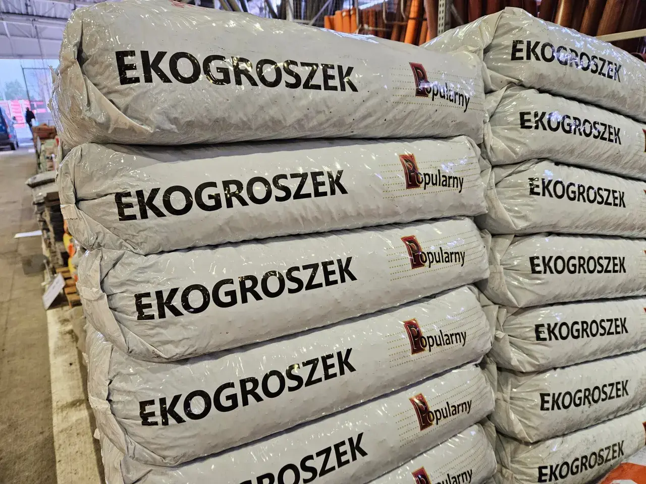 Stosy worków z ekogroszkiem. Zastanawiasz się, czy na ekogroszek będzie dofinansowanie? Sprawdź dostępne programy.