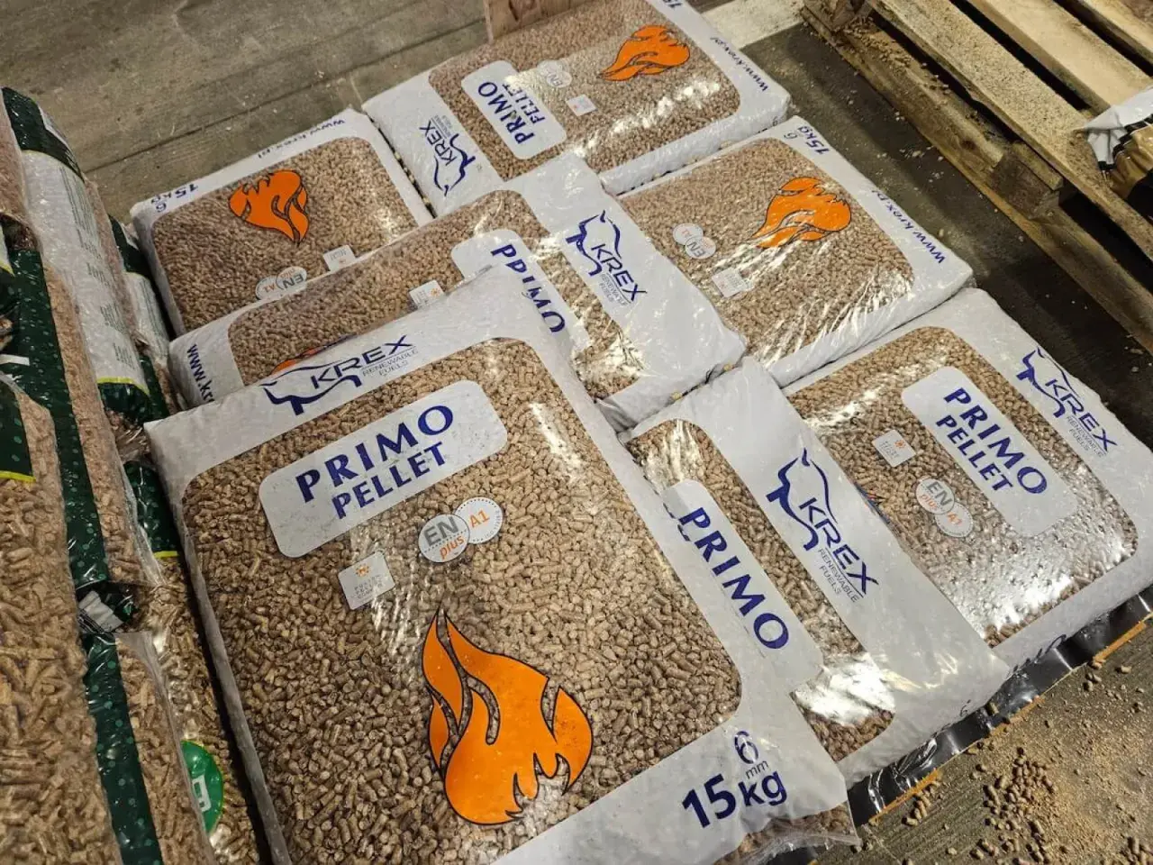 Worki z pelletem PRIMO PELLET marki KREX, z pomarańczowym płomieniem i certyfikatem EN A1.