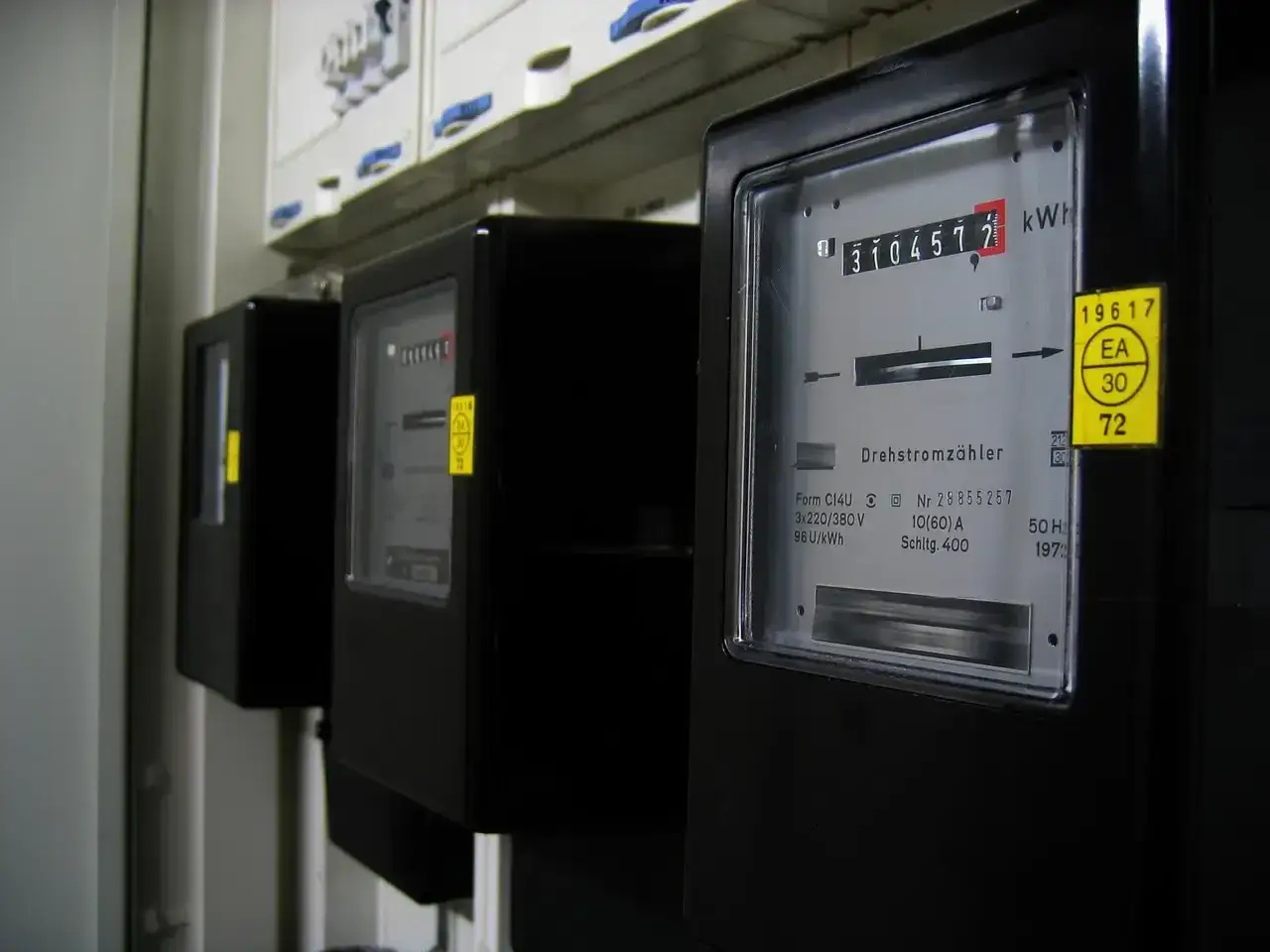 Trzy liczniki energii elektrycznej. Zastanawiasz się, grzejnik elektryczny ile pobiera prądu? Sprawdź wskazania licznika!